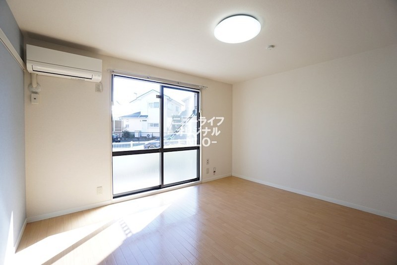 居室・リビング　広めの8.6帖、南東向きの洋室です♪