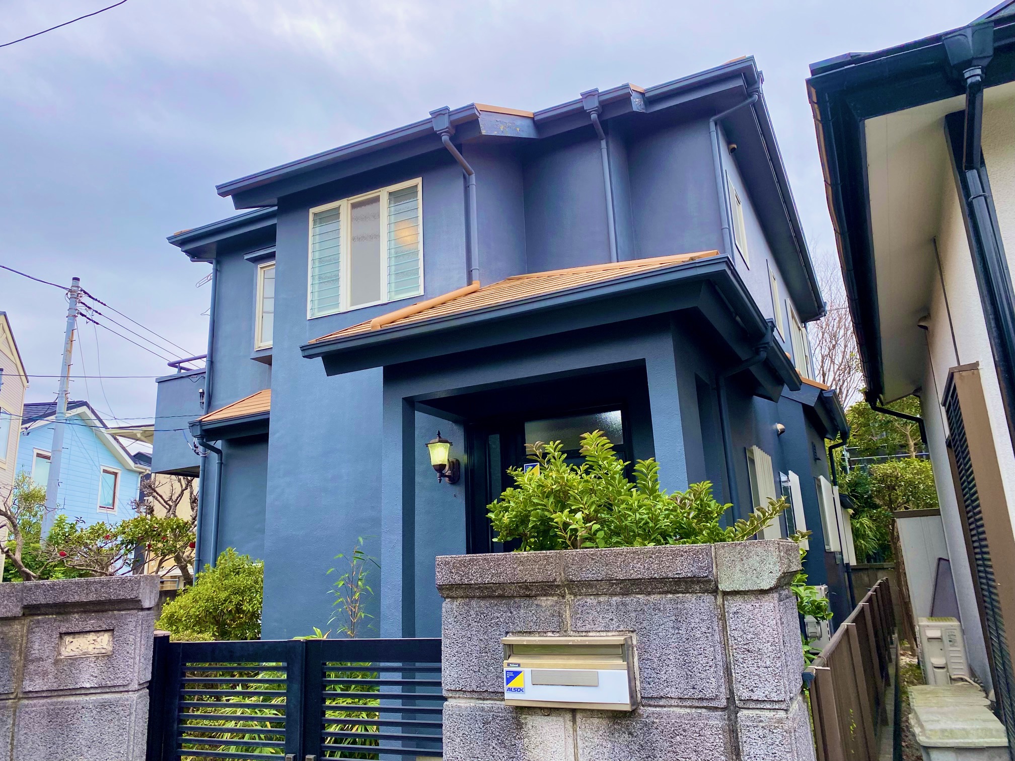 建物外観　海から徒歩９分の静かな住宅街に立地。