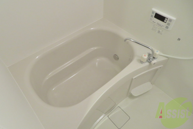 バス・シャワールーム　浴室は深さもあるので、肩まで浸かることもできますよ。