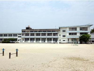 小学校　直方市立新入小学校（小学校）まで840m