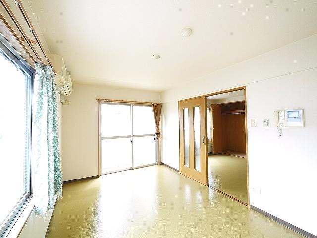 居室・リビング　こちらのリビングで趣味の時間をお楽しみください