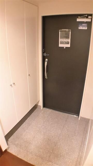 玄関　写真は同タイプ住居です。