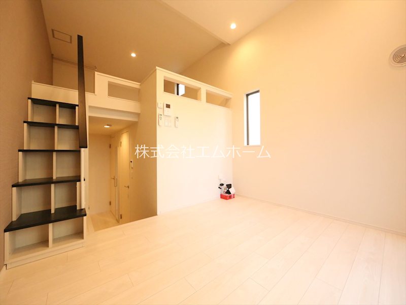 居室・リビング　洋室6.1帖　上段ロフト6.4帖（収納にも寝室にも使えます）