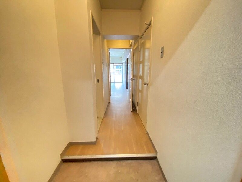 玄関　※同タイプの写真となり、実際のお部屋とは異なる場合があります