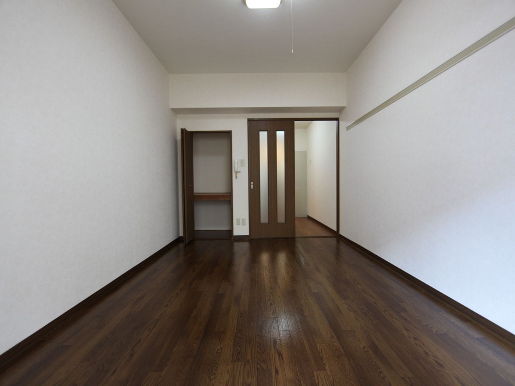 居室・リビング　洋室8.7帖　クローゼット付（収納充実してます）