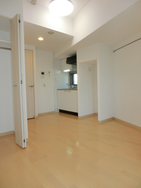 居室・リビング　シンプルさの際立つ洋室。