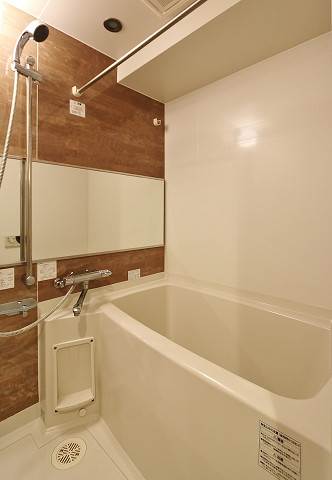 バス・シャワールーム　大きな鏡が特徴的なバスルーム