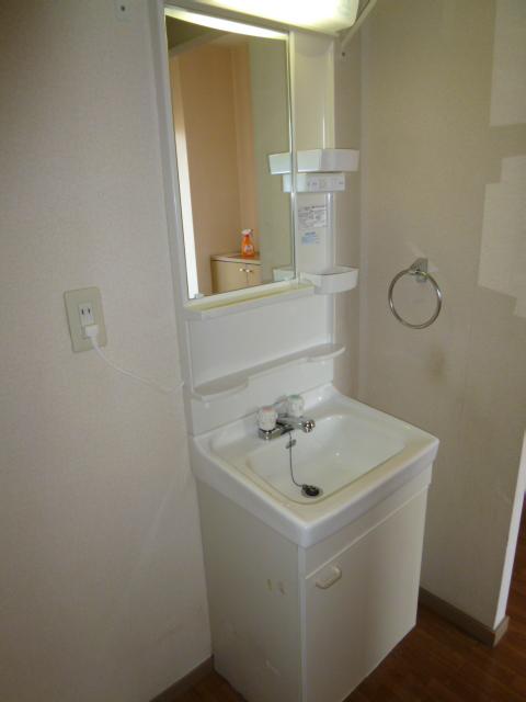 洗面設備　ゆったりとスペースのある洗面所