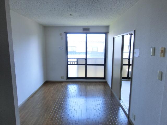 居室・リビング　こちらの居間で趣味の時間をお楽しみください