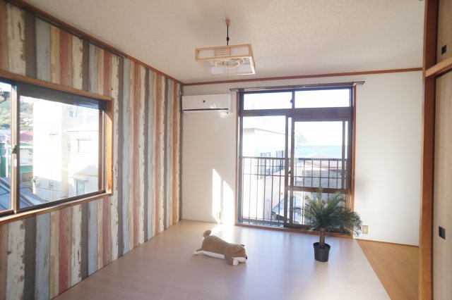 居室・リビング　アクセントクロスを採用したお部屋はおしゃれに仕上がりました。