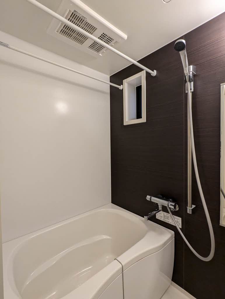 バス・シャワールーム　浴室にはアクセントパネルを採用しております。