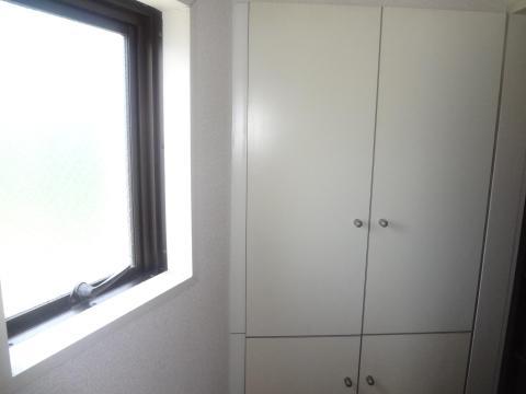 その他　窓があるので玄関も明るい