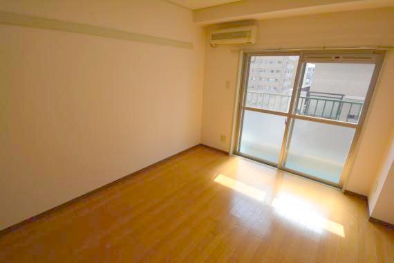 居室・リビング　朝には心地よい光が差し込む、このお部屋でお休みください。