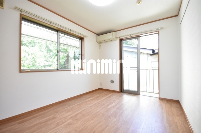 居室・リビング　二面に窓があり明るいお部屋です