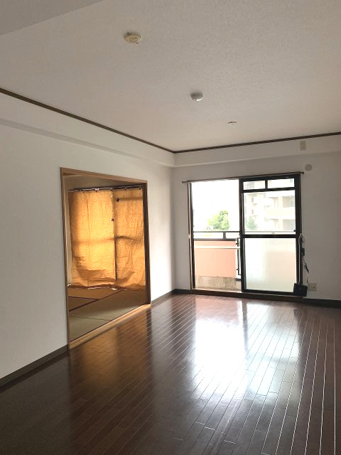 居室・リビング　床が落ち着いた色合いで綺麗です♪