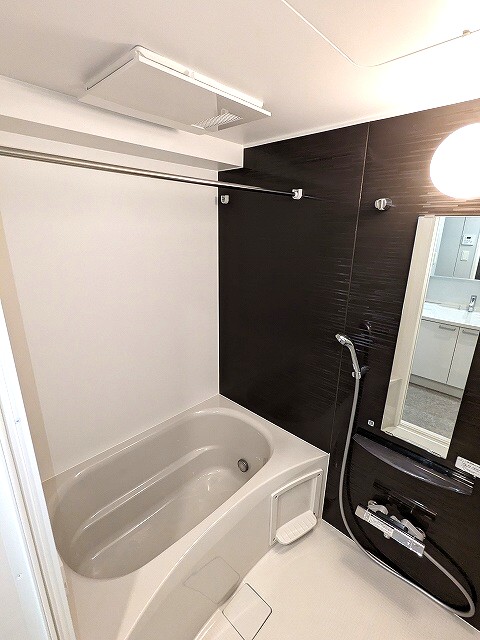 バス・シャワールーム　追焚オートバス、浴室換気乾燥機付きです