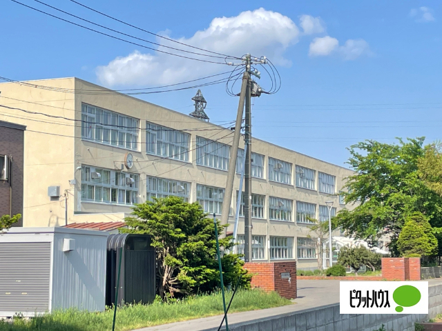 中学校　札幌市立西陵中学校（中学校）まで984m