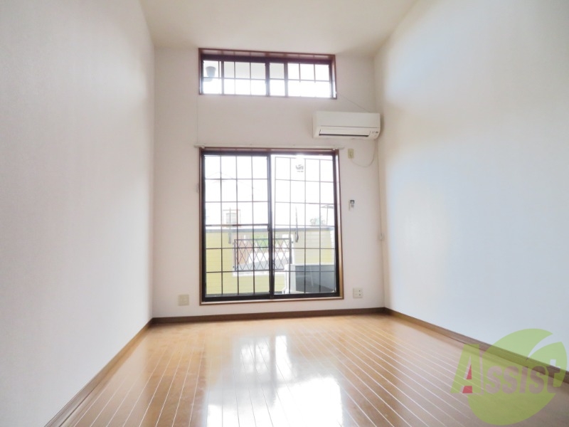 居室・リビング　８帖のリビングは大きな窓のおかげでよく陽が差します