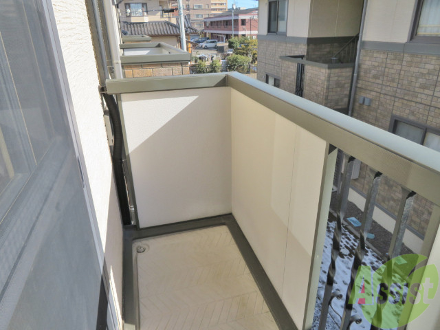 バルコニー　バルコニーは幅もしっかりあって洗濯がはかどりそうですね。