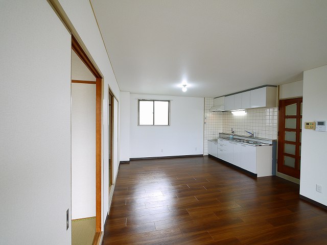 居室・リビング　こちらのリビングで趣味の時間をお楽しみください