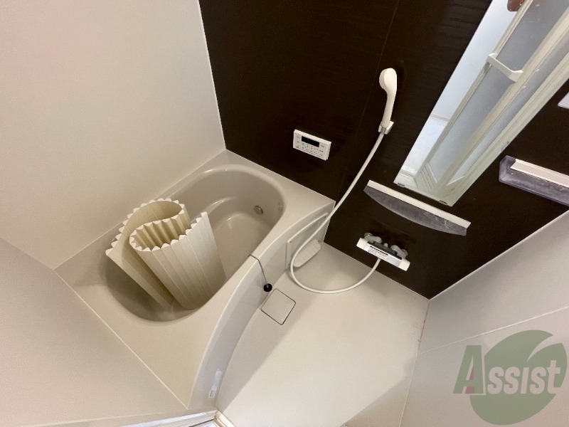 バス・シャワールーム　浴室は追い焚き機能付きです。一日の疲れも癒せますね