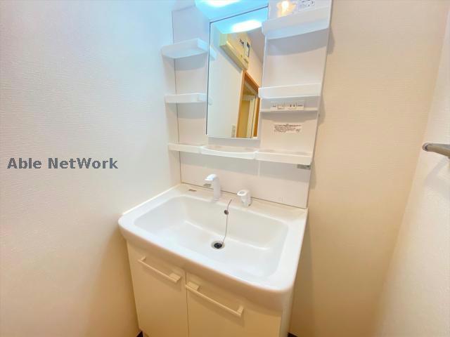 洗面設備　※同物件別部屋の写真です。