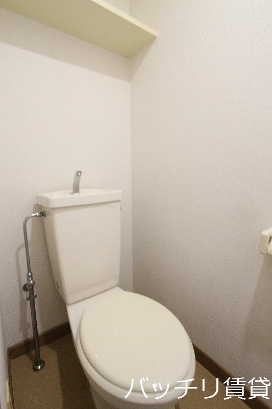 トイレ　画像は別号室タイプの為、現状を優先致します。