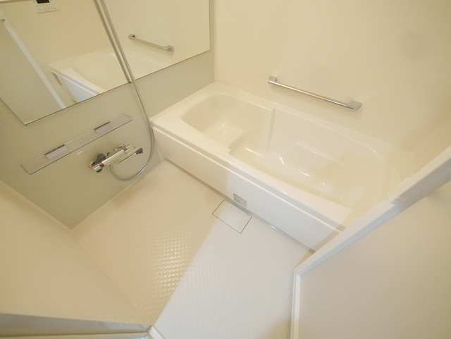 バス・シャワールーム　★鏡付の清潔感のあるバスルームです★