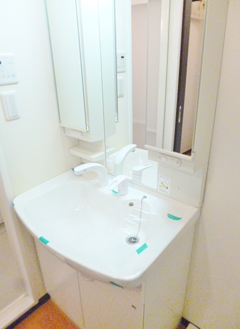 洗面設備　三面鏡の大型化粧台