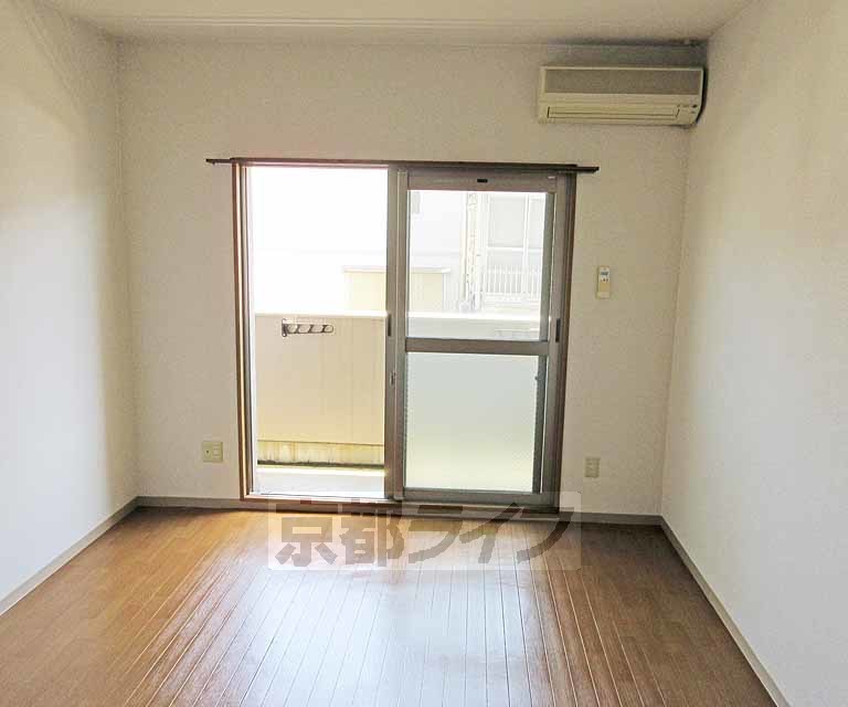 居室・リビング　明るく広々とした洋室８．８帖です