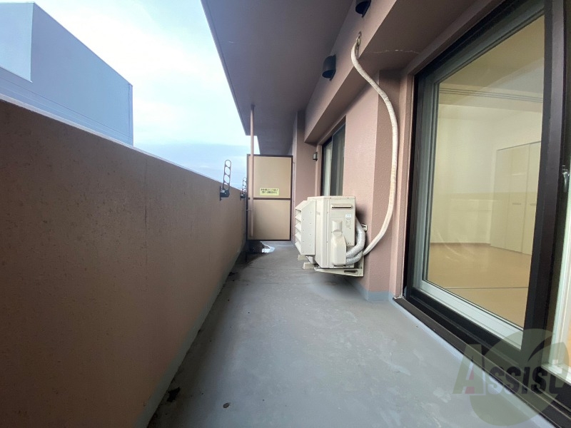 バルコニー　バルコニーは幅があり、広い印象を受けました。