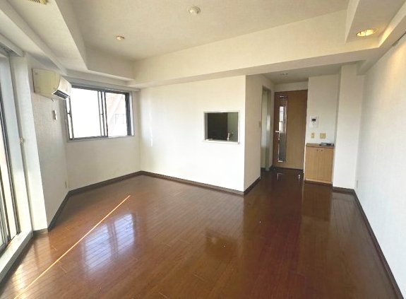 居室・リビング　２面採光で明るい居室※クリーニング前の写真です