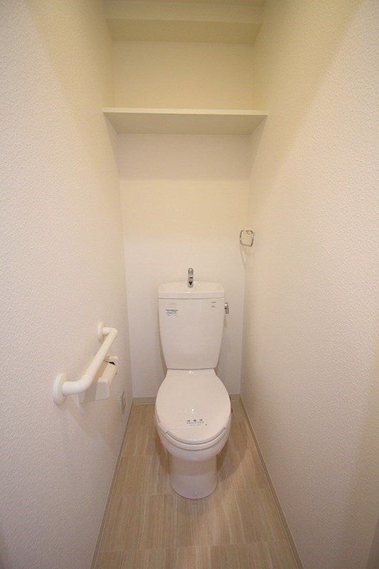 トイレ　上部には便利な棚板があります