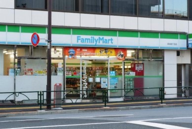 コンビニ　ファミリーマート 四谷四丁目店（コンビニ）まで62m