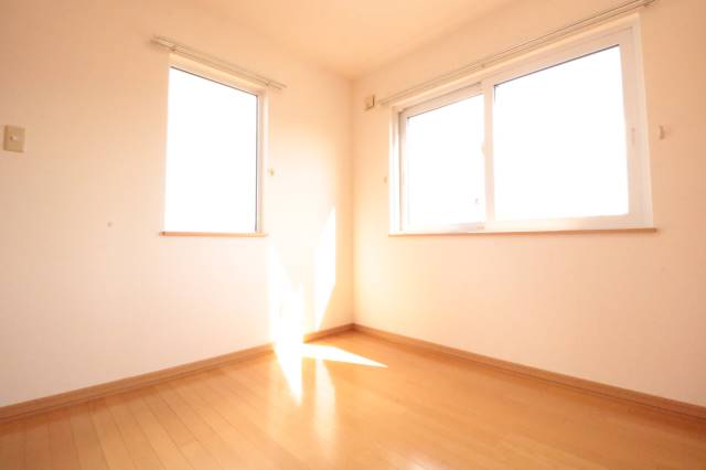 その他部屋・スペース　二面に窓があり明るい♪