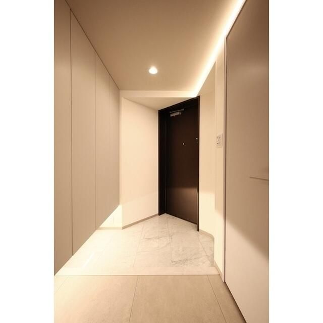 玄関　写真は同タイプ住居です。