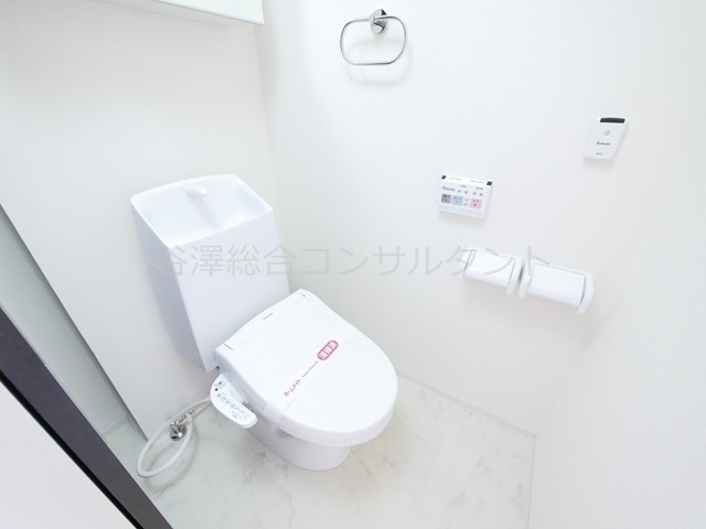 トイレ　温水洗浄便座、ミラー付戸棚収納付
