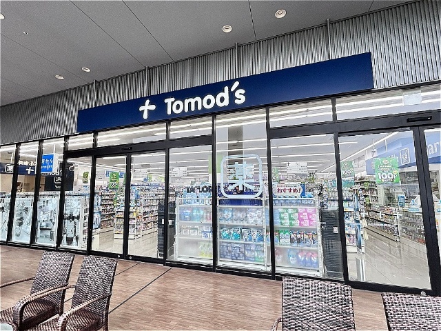 ドラックストア　トモズクイーンズ伊勢丹仙川店（ドラッグストア）まで322m