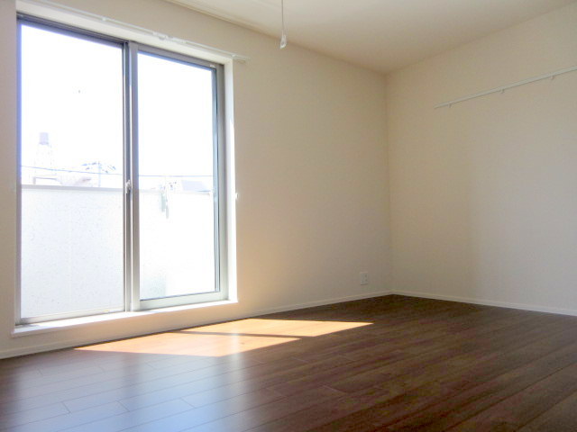 居室・リビング　明るいフローリングのお部屋です