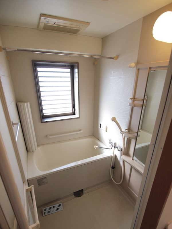 バス・シャワールーム　ゆったりバス。便利な鏡付き！