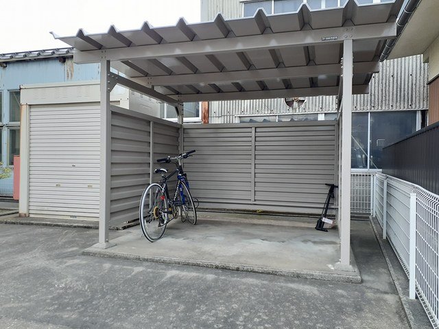 駐車場　駐車場に車を止められます