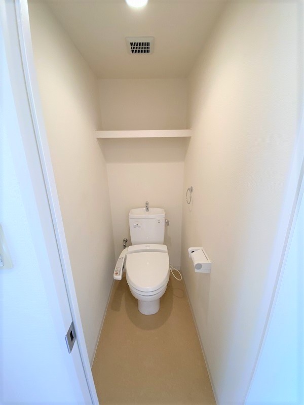 トイレ　トイレはウォシュレット付き♪上に棚もあって便利！