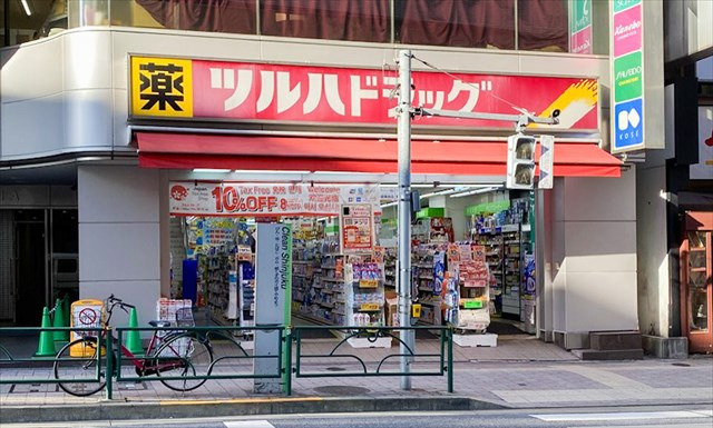 ドラックストア　ツルハドラッグ高田馬場店（ドラッグストア）まで233m