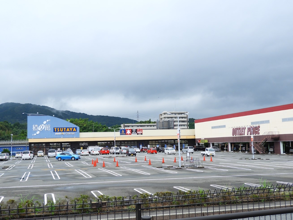 ショッピングセンター　TSUTAYA 積文館書店 シュロアモール店（ショッピングセンター）まで590m