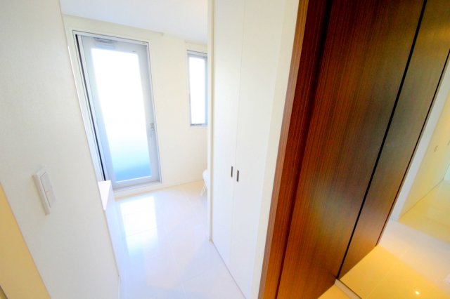収納　白と茶色の落着きある建具
