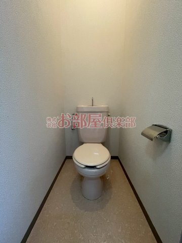 トイレ　落ち着いた色調のトイレです