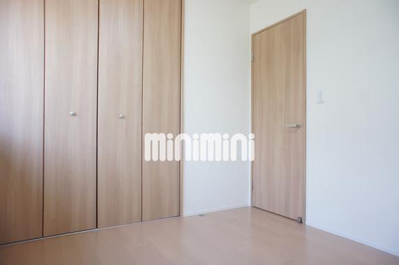 居室・リビング　たっぷり収納できるクローゼットがあるお部屋です。