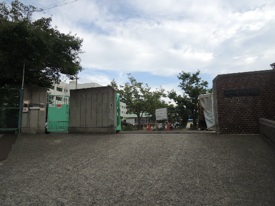 小学校　柏原市立堅下南小学校（小学校）まで726m