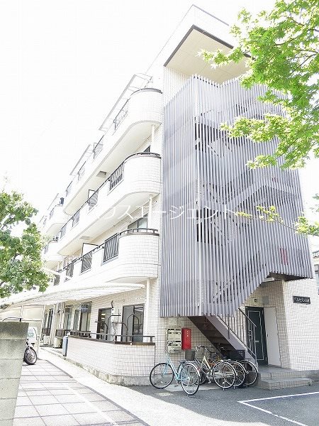 建物外観　タイル貼り４階建てマンション。