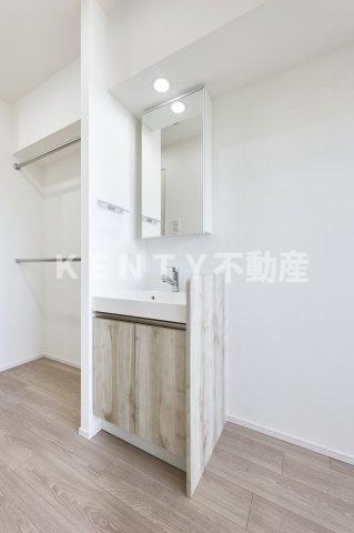 洗面設備　明るい洗面所です